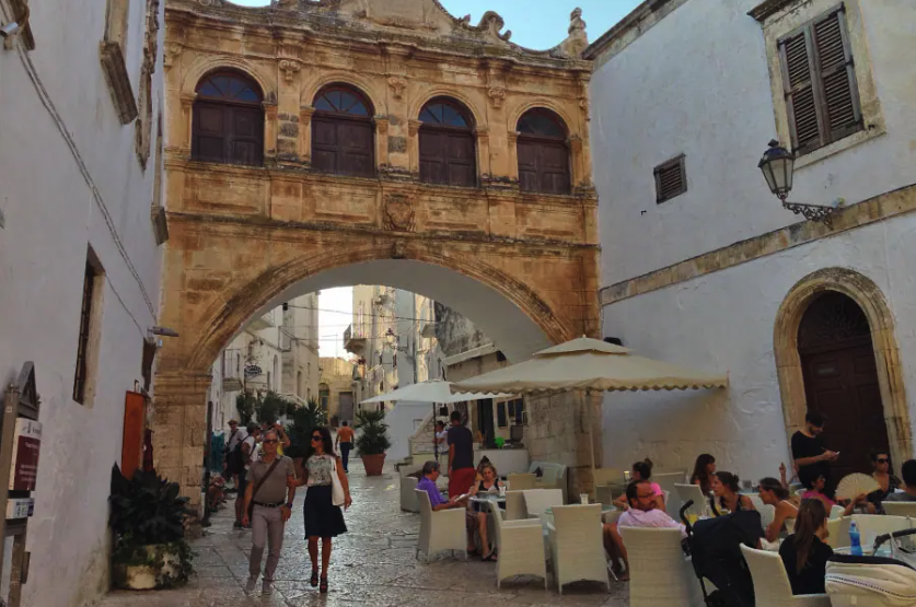 Casa San Giacomo ristorante a Ostuni, cucina tradizionale pugliese con piatti tipici come orecchiette e burrata, ambiente accogliente.