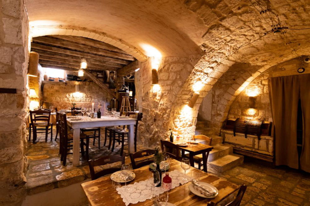 Casa San Giacomo ristorante a Ostuni, cucina tradizionale pugliese con piatti tipici come orecchiette e burrata, ambiente accogliente.