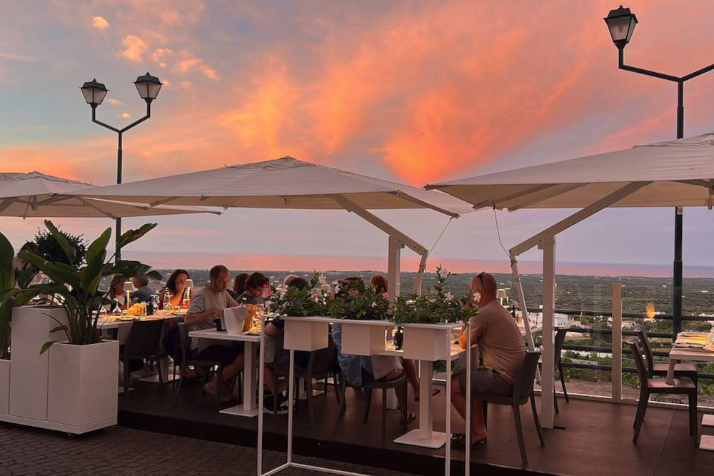 Operaprima ristorante e pizzeria a Ostuni, vista mozzafiato sulla costa pugliese, piatti di pesce e carne, specialità pizza cotta a legna.