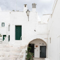 Facciata bianca del nostro B&B nel cuore di Ostuni